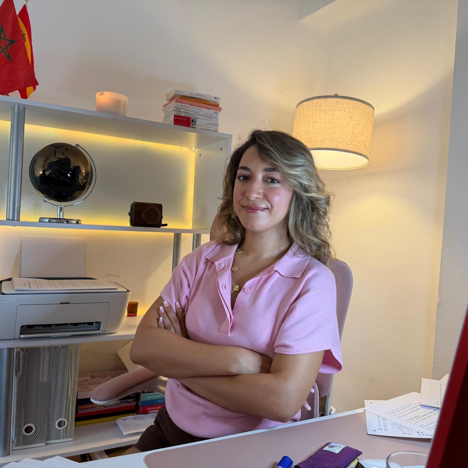 Khaoula accompagne les étudiants dans leur projet en Espagne