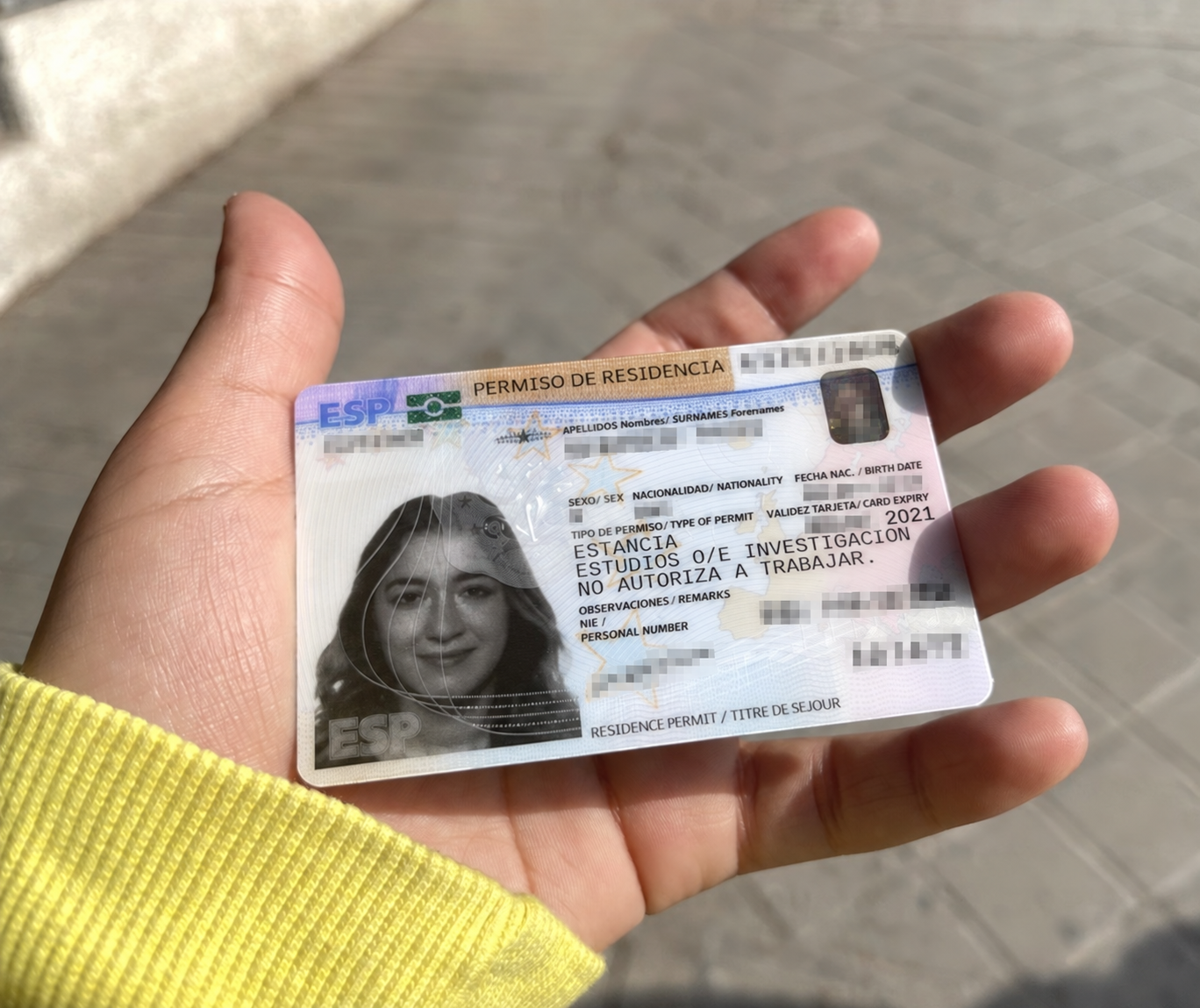 Titre de séjour obtenu en Espagne, portrait visible et données personnelles masquées